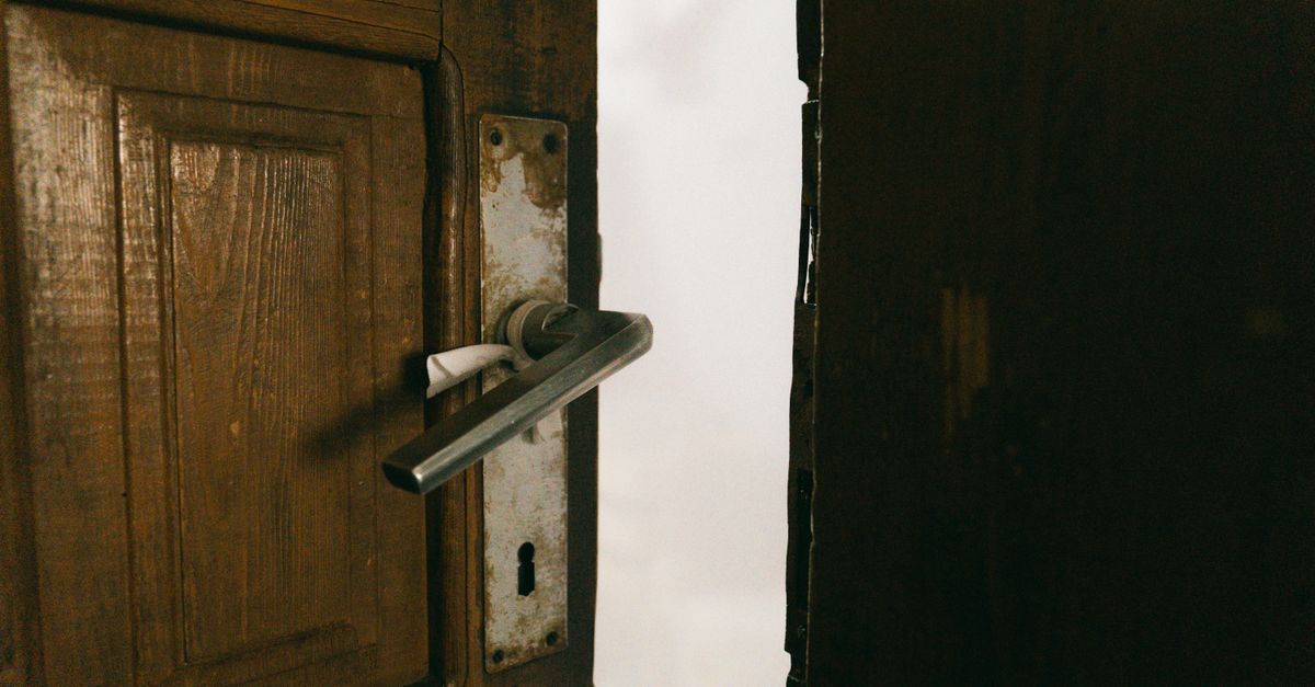 Door Knob Lock vs. Deadbolt: Which Actually Secures Your Naperville Door? — Naperville Pro Locksmiths